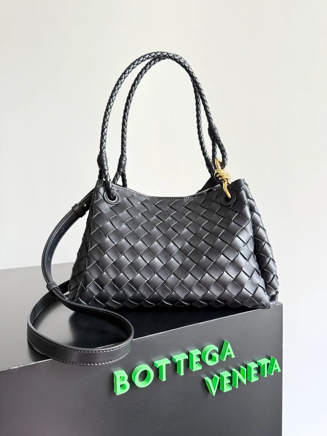 Batch 2060 BOTTEGA VENETA 2025 Autumn New Product Medium Parachuta The long-awaited new medium parachuta is here, with a unique appearance and iconic metal knots, and a whole piece of leather folds the four corners into a parachute shape! The exquisite Knot metal buckle is like putting jewelry on a bag. It is high-end and elegant. Its super capacity can hold all your things! The overall effect of this bag is very different from before. It is neither too delicate to provide a large capacity nor too bulky because of its practicality. It simply provides a perfectly suitable bag for casual and simple people👜 Style number: 835921 Size: 29.5*18.5*17.5cm
